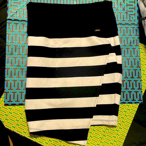 BEBE BLACK AND WHITE ASYMMETRICAL PENCIL SKIRT - Picture 1 of 5